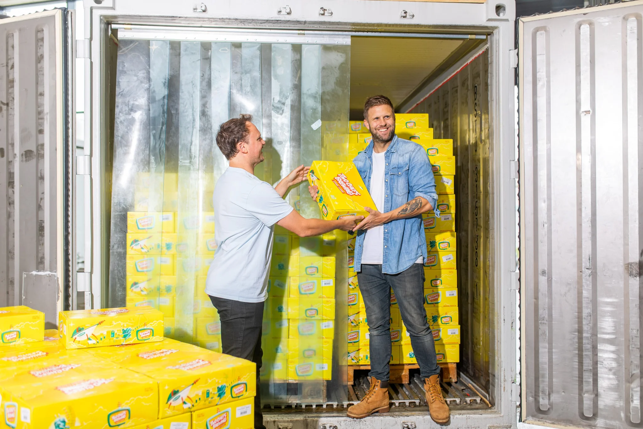 Ondernemer met een bak groenten